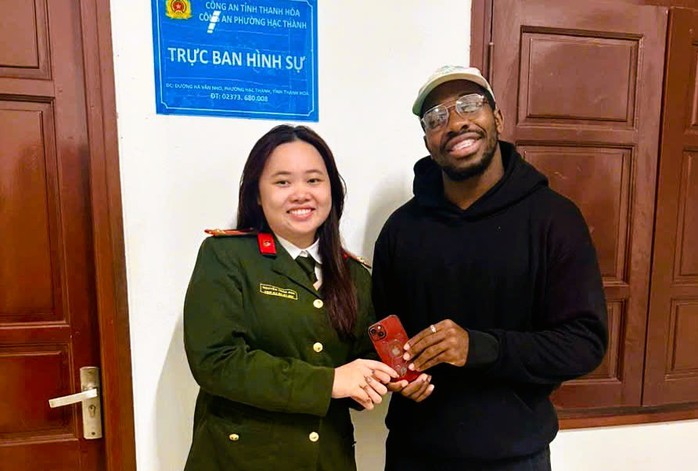 Cầu thủ người nước ngoài vui mừng khi được công an tìm thấy điện thoại - Ảnh 1.