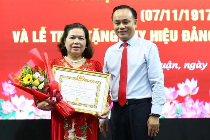 Trao huy hiệu Đảng tại phường Phú Nhuận - Ảnh 2.