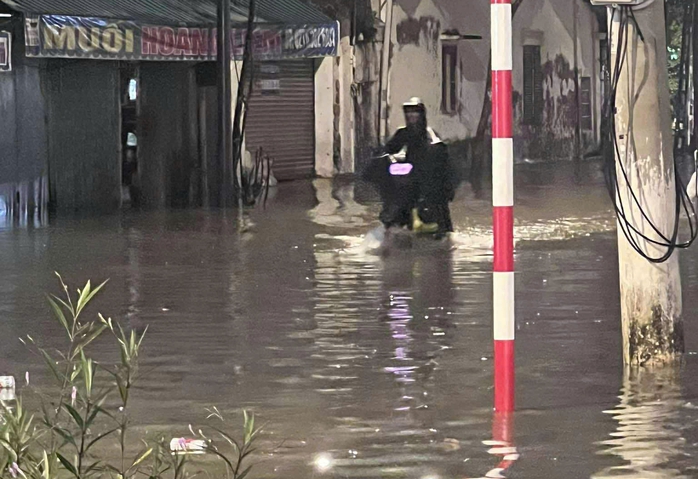 Triều cường dâng cao, người dân TP HCM chèo thuyền trên phố - Ảnh 4.