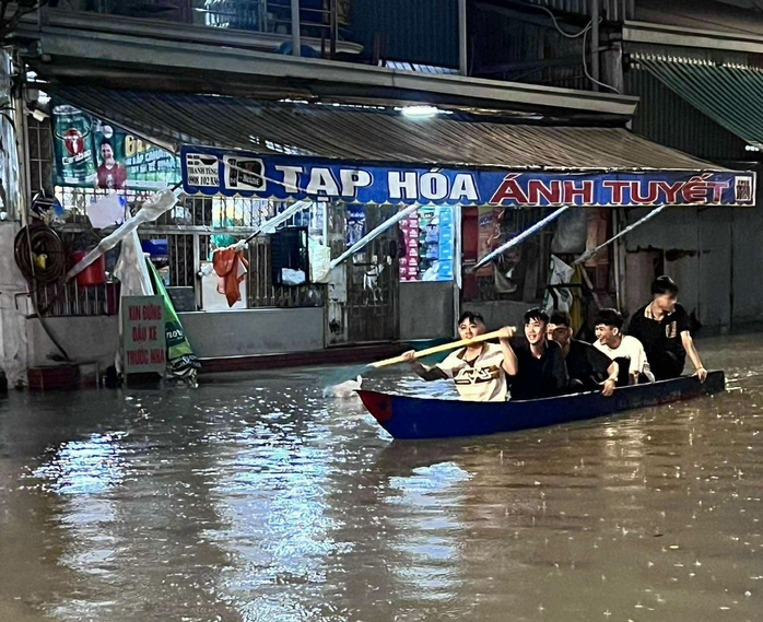 Triều cường dâng cao, người dân TP HCM chèo thuyền trên phố - Ảnh 2.