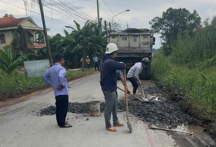 Đường Nguyễn Văn Cừ ở phường Chánh Hiệp, TP HCM đã được sửa chữa, dặm vá - Ảnh 1.