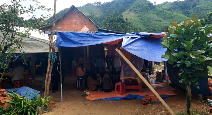 Chương trình "Trái tim miền Trung" trao hỗ trợ gia đình người mẹ trẻ bị lũ cuốn tử vong - Ảnh 1. Chương trình "Trái tim miền Trung" trao hỗ trợ gia đình người mẹ trẻ bị lũ cuốn tử vong - Ảnh 1.