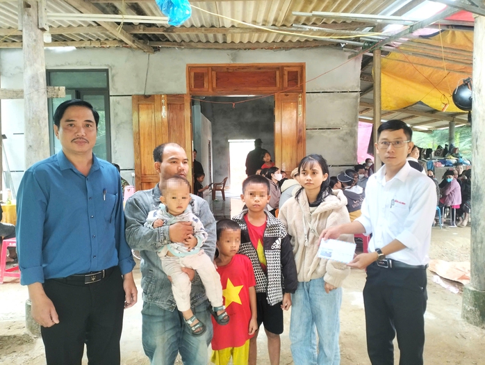 Chương trình "Trái tim miền Trung" trao hỗ trợ gia đình người mẹ trẻ bị lũ cuốn tử vong - Ảnh 3. Chương trình "Trái tim miền Trung" trao hỗ trợ gia đình người mẹ trẻ bị lũ cuốn tử vong - Ảnh 3.