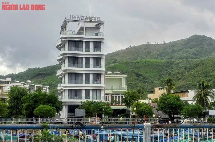 "Cháy" phòng khách sạn khi người dân đi tránh bão số 13 Kalmeagi - Ảnh 1.