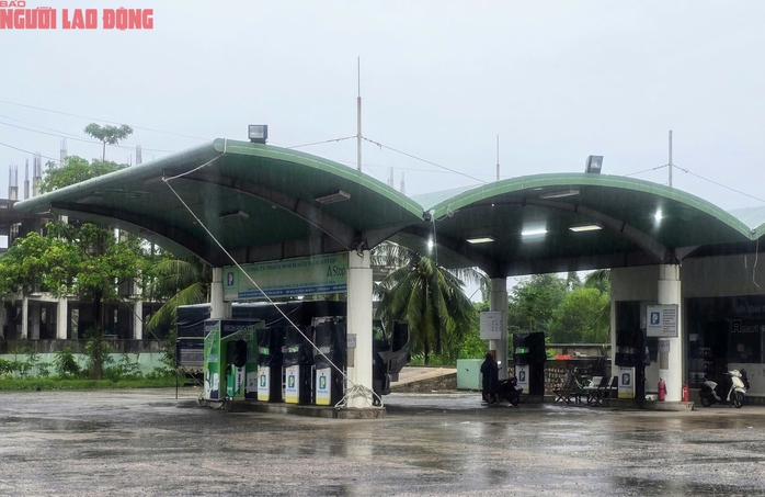 "Cháy" phòng khách sạn khi người dân đi tránh bão số 13 Kalmeagi - Ảnh 2.