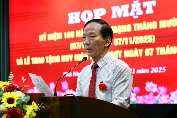 Trao huy hiệu Đảng tại phường Phú Nhuận - Ảnh 8.