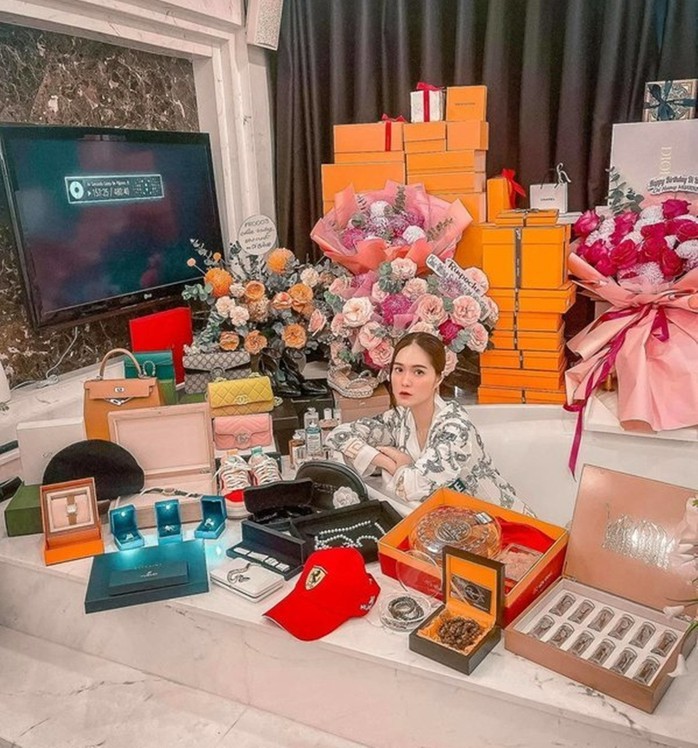 Sự giàu có của vợ chồng Đoàn Di Băng - Ảnh 2.