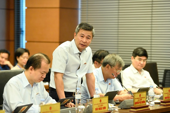 - Ảnh 1. Đại biểu Quốc hội Nguyễn Phi Thường nói về quy định trạm sạc xe điện - Ảnh 1.