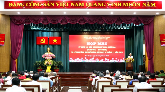 Trao huy hiệu Đảng tại phường Phú Nhuận - Ảnh 1.