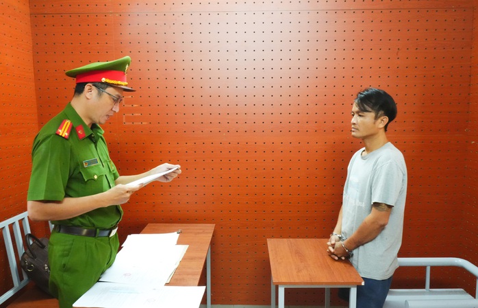 Khởi tố tài xế không bằng lái cản trở kiểm tra nồng độ cồn tại Cần Thơ - Ảnh 2. Khởi tố tài xế không bằng lái cản trở kiểm tra nồng độ cồn tại Cần Thơ - Ảnh 2.