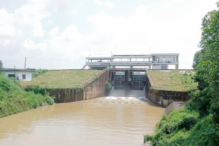 Đang xả lũ hồ Đá Đen, TP HCM - Ảnh 1.