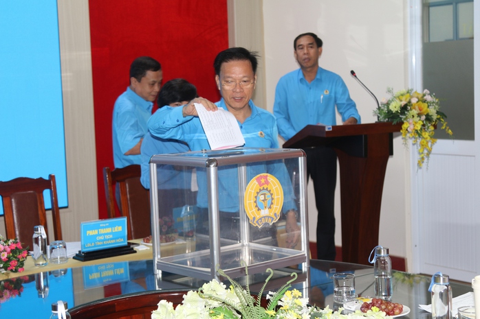 Liên đoàn lao động Khánh Hoà tổ chức lấy ý kiến công tác nhân sự nhiệm kỳ 2025-2030 - Ảnh 2.