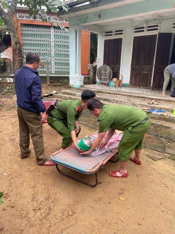 Cận cảnh Công an Gia Lai căng mình di dời dân trước bão số 13 Kalmaegi - Ảnh 3.