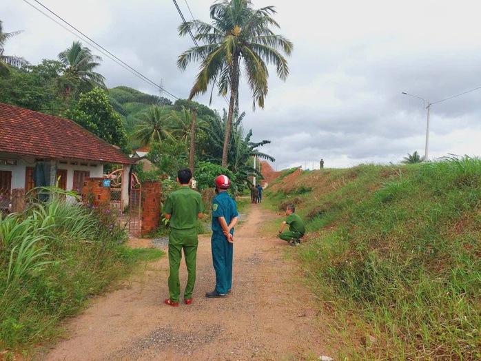 Cận cảnh Công an Gia Lai căng mình di dời dân trước bão số 13 Kalmaegi - Ảnh 5.