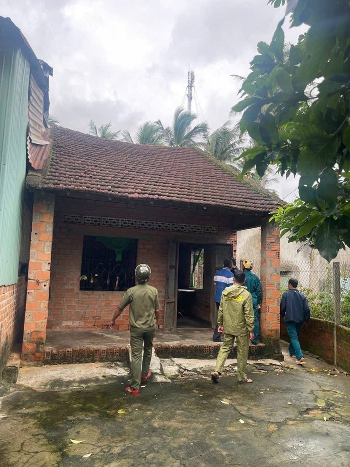 Cận cảnh Công an Gia Lai căng mình di dời dân trước bão số 13 Kalmaegi - Ảnh 7.