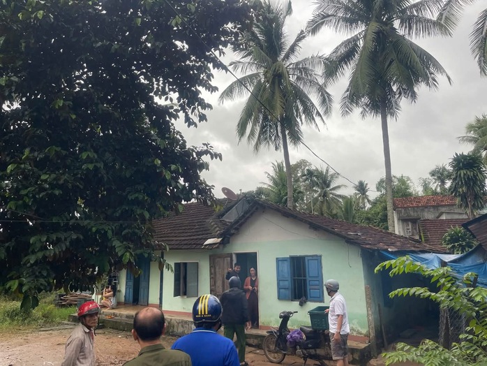 Cận cảnh Công an Gia Lai căng mình di dời dân trước bão số 13 Kalmaegi - Ảnh 8.