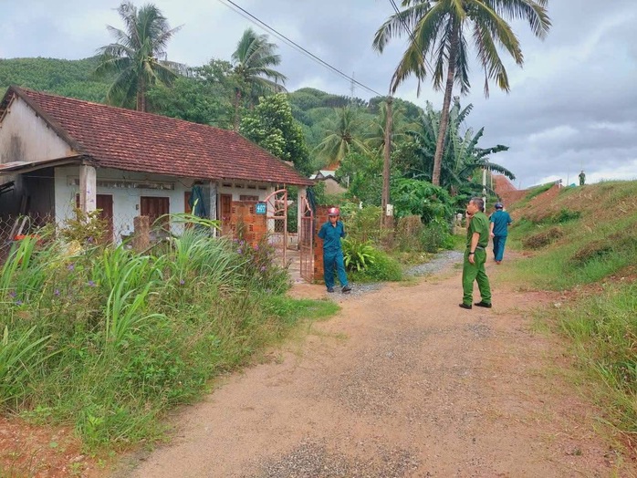 Cận cảnh Công an Gia Lai căng mình di dời dân trước bão số 13 Kalmaegi - Ảnh 10.