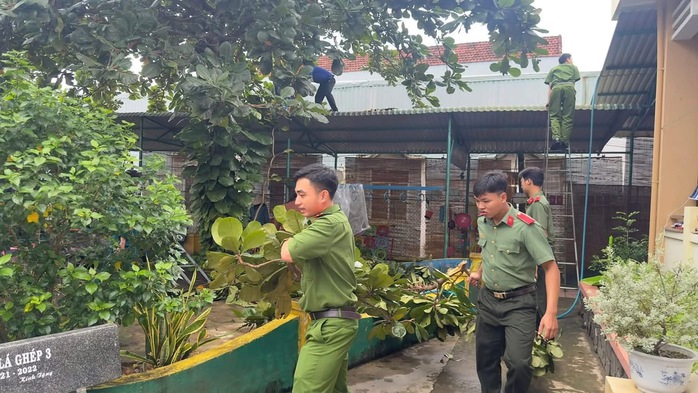 Cận cảnh Công an Gia Lai căng mình di dời dân trước bão số 13 Kalmaegi - Ảnh 12.