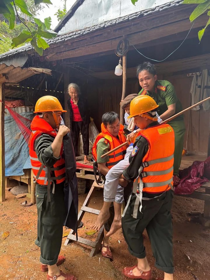 Cận cảnh Công an Gia Lai căng mình di dời dân trước bão số 13 Kalmaegi - Ảnh 13.