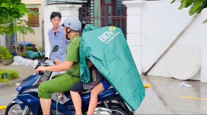 Cận cảnh Công an Gia Lai căng mình di dời dân trước bão số 13 Kalmaegi - Ảnh 14.