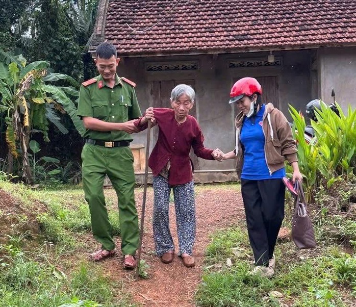 Cận cảnh Công an Gia Lai căng mình di dời dân trước bão số 13 Kalmaegi - Ảnh 16.