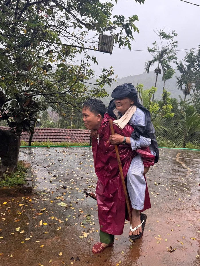 Cận cảnh Công an Gia Lai căng mình di dời dân trước bão số 13 Kalmaegi - Ảnh 17.