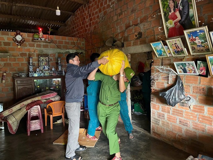 Cận cảnh Công an Gia Lai căng mình di dời dân trước bão số 13 Kalmaegi - Ảnh 19.
