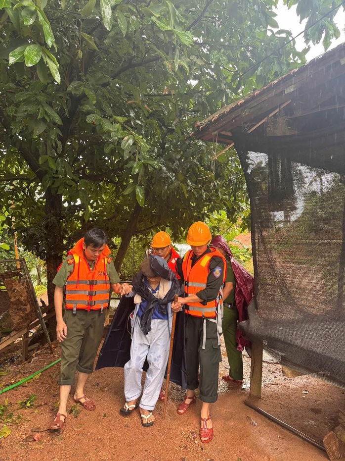 Cận cảnh Công an Gia Lai căng mình di dời dân trước bão số 13 Kalmaegi - Ảnh 20.