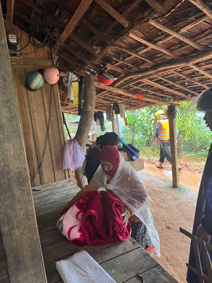 Cận cảnh Công an Gia Lai căng mình di dời dân trước bão số 13 Kalmaegi - Ảnh 22.