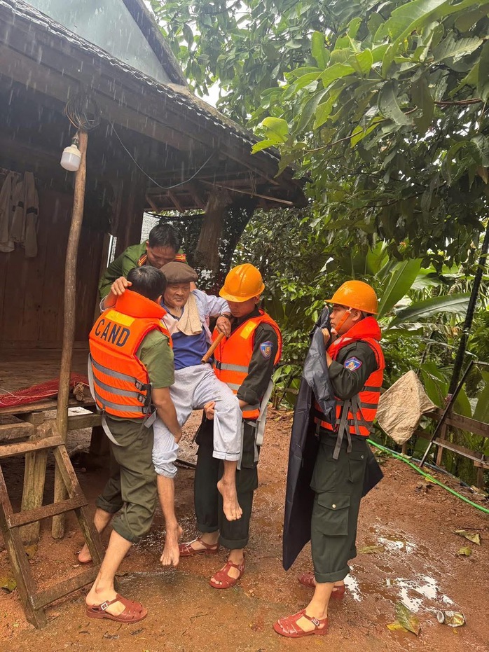 Cận cảnh Công an Gia Lai căng mình di dời dân trước bão số 13 Kalmaegi - Ảnh 23.