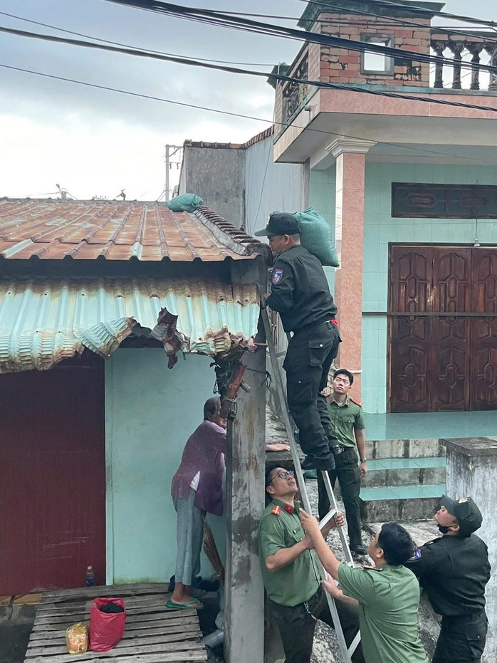 Cận cảnh Công an Gia Lai căng mình di dời dân trước bão số 13 Kalmaegi - Ảnh 24.