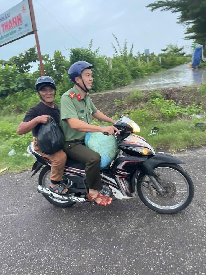 Cận cảnh Công an Gia Lai căng mình di dời dân trước bão số 13 Kalmaegi - Ảnh 25.