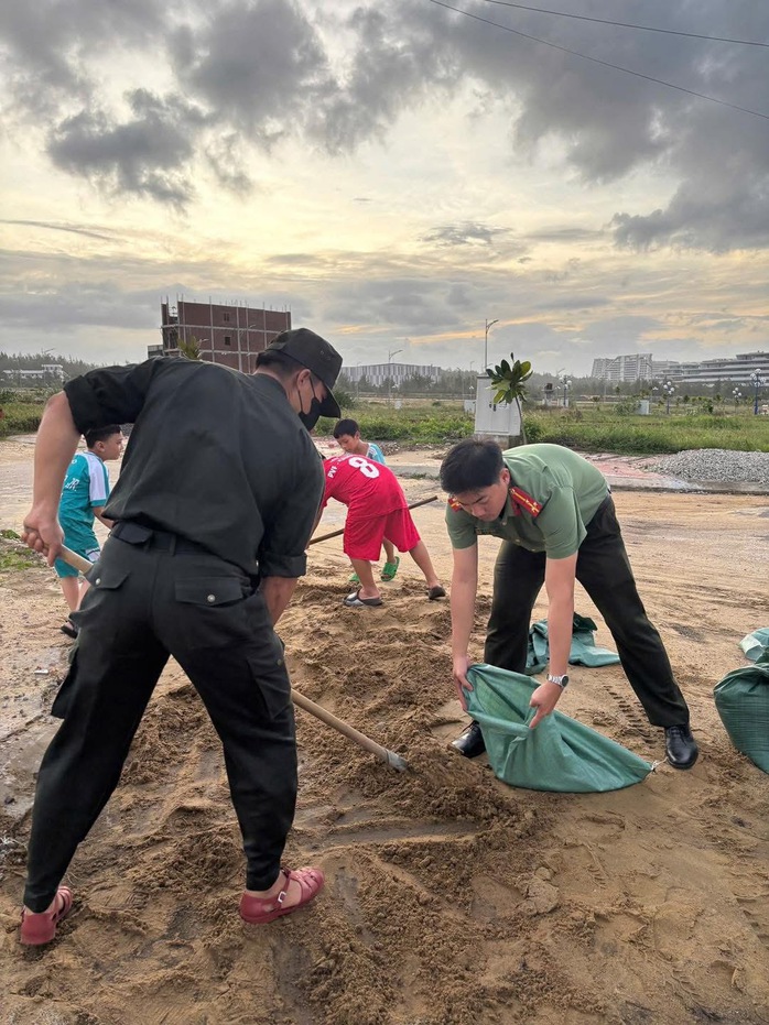 Cận cảnh Công an Gia Lai căng mình di dời dân trước bão số 13 Kalmaegi - Ảnh 27.
