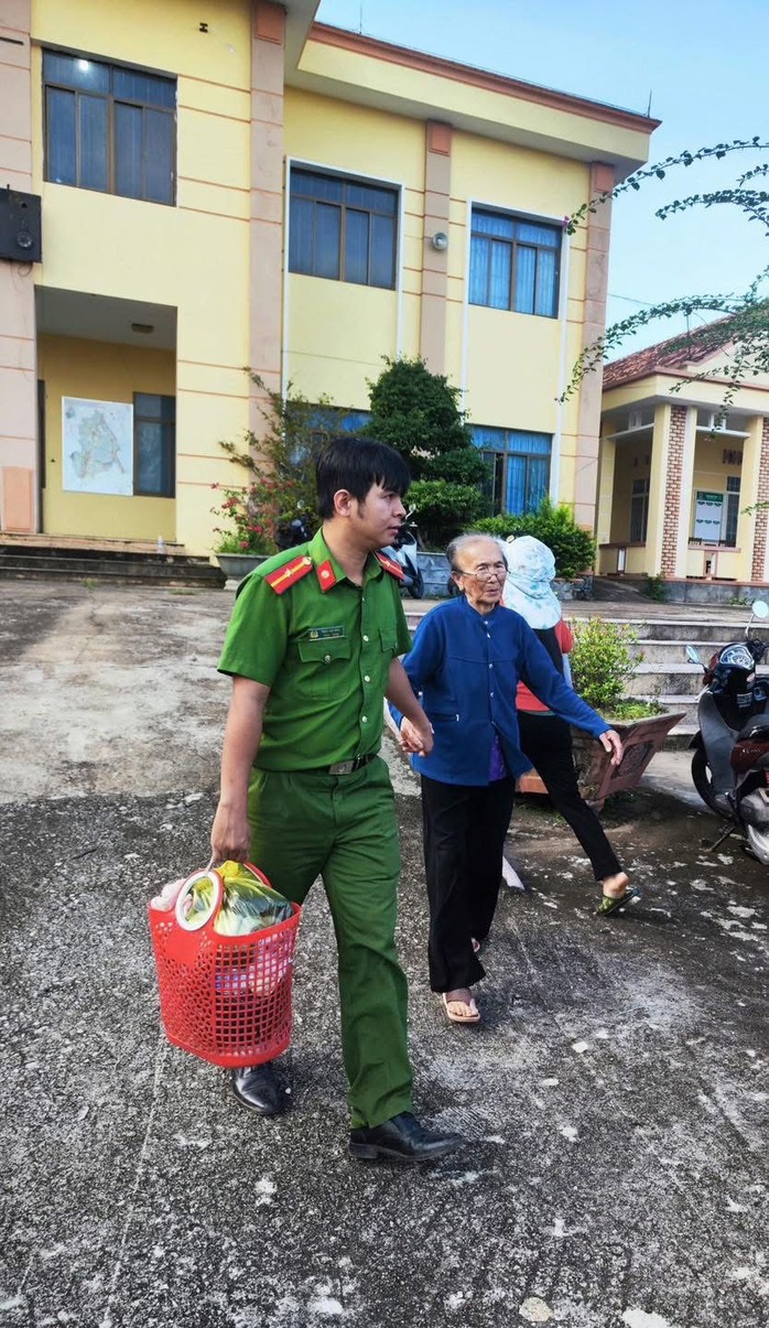 Cận cảnh Công an Gia Lai căng mình di dời dân trước bão số 13 Kalmaegi - Ảnh 28.