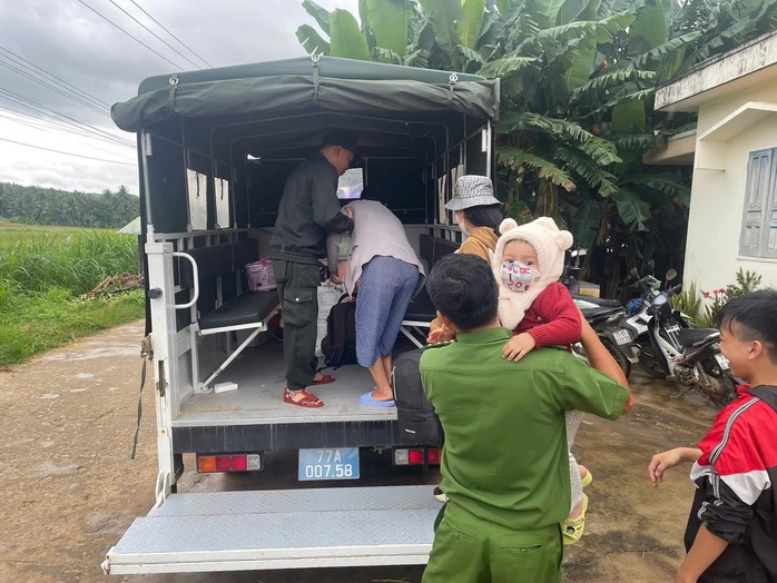Cận cảnh Công an Gia Lai căng mình di dời dân trước bão số 13 Kalmaegi - Ảnh 29.