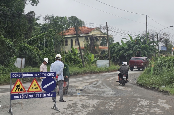 Đường Nguyễn Văn Cừ ở phường Chánh Hiệp, TP HCM đã được sửa chữa, dặm vá - Ảnh 2.