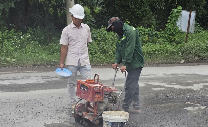 Đường Nguyễn Văn Cừ ở phường Chánh Hiệp, TP HCM đã được sửa chữa, dặm vá - Ảnh 4.