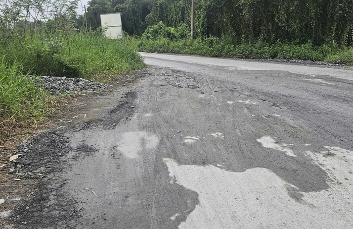 Đường Nguyễn Văn Cừ ở phường Chánh Hiệp, TP HCM đã được sửa chữa, dặm vá - Ảnh 3.