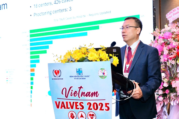 Phó Giám đốc Bệnh viện Đại học Y Dược TP HCM Nguyễn Hoàng Định được phong hàm giáo sư năm 2025 - Ảnh 1.