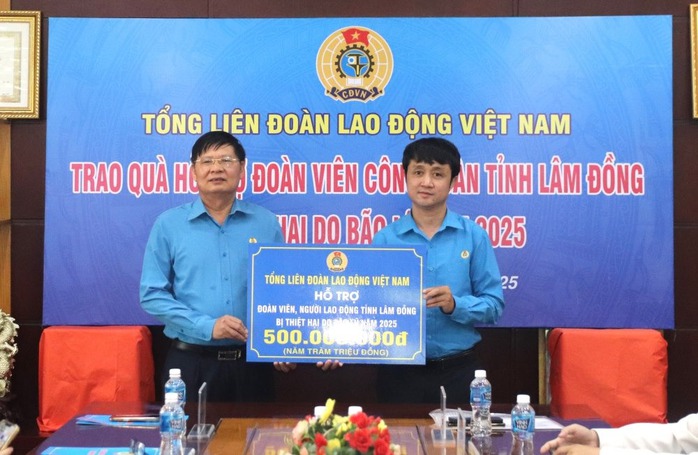 Tổng LĐLĐ Việt Nam trao 500 triệu đồng hỗ trợ công nhân tỉnh Lâm Đồng bị thiệt hại do bão lũ - Ảnh 1.