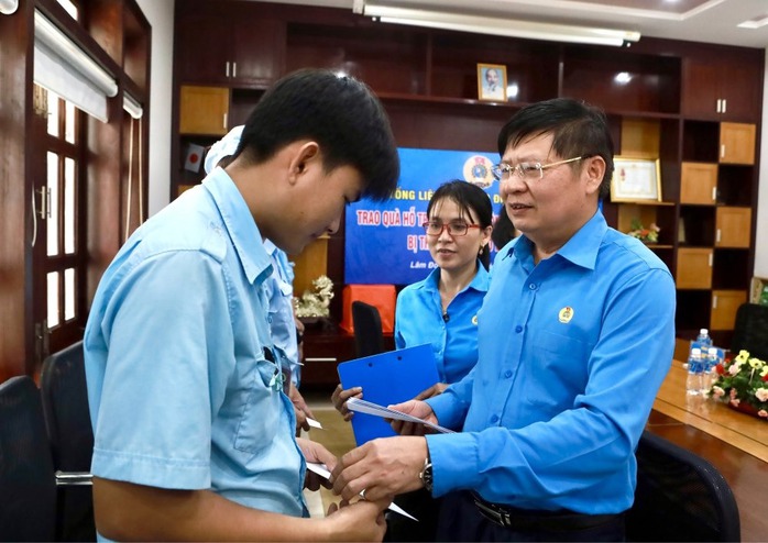 Tổng LĐLĐ Việt Nam trao 500 triệu đồng hỗ trợ công nhân tỉnh Lâm Đồng bị thiệt hại do bão lũ - Ảnh 2.