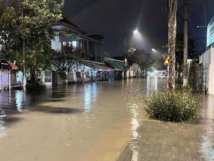 Triều cường dâng cao, người dân TP HCM chèo thuyền trên phố - Ảnh 6.