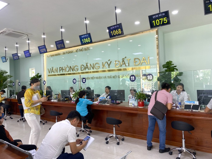 TP HCM: Văn phòng Đăng ký đất đai hoàn trả hàng trăm triệu tiền chuyển nhầm - Ảnh 1.