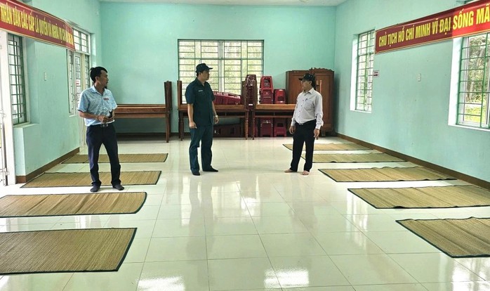 Bầu trời Quảng Ngãi xám xịt trước khi bão số 13 Kalmaegi đổ bộ - Ảnh 2.