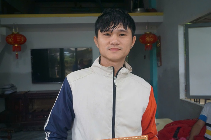 Người hùng áo đen dũng cảm cứu người giữa dòng nước lũ tại Đà Nẵng - Ảnh 3. Người hùng áo đen dũng cảm cứu người giữa dòng nước lũ tại Đà Nẵng - Ảnh 3.