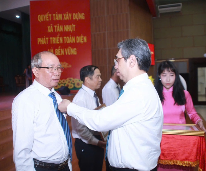 Ghi nhận cống hiến 12 đảng viên tiêu biểu xã Tân Nhựt - Ảnh 2.