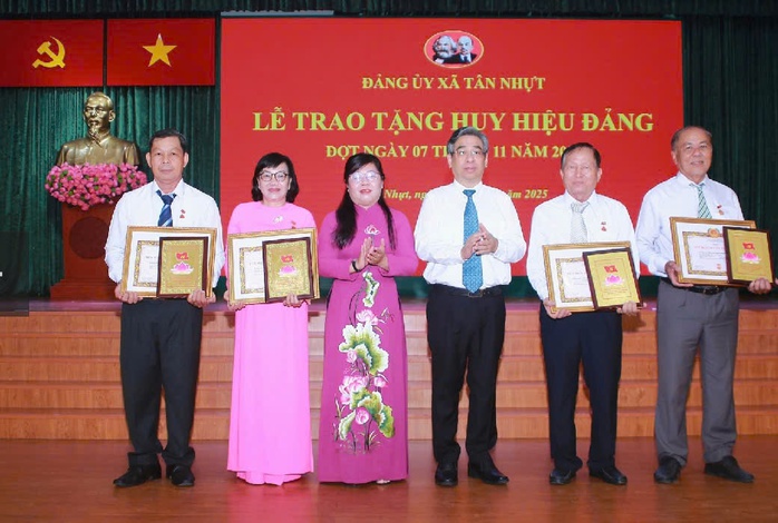 Ghi nhận cống hiến 12 đảng viên tiêu biểu xã Tân Nhựt - Ảnh 1.