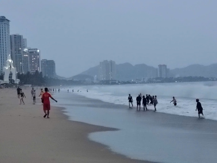 Clip người dân, du khách ở Nha Trang xem bão, lướt sóng bất chấp nguy hiểm - Ảnh 1.