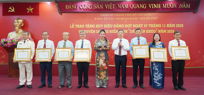 Lễ tuyên dương "Dân vận khéo" tại TP HCM: không tặng hoa, dành kinh phí ủng hộ đồng bào miền Trung - Ảnh 1.