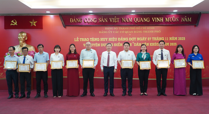 Lễ tuyên dương "Dân vận khéo" tại TP HCM: không tặng hoa, dành kinh phí ủng hộ đồng bào miền Trung - Ảnh 3.